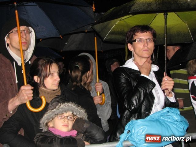Zdjęcie w galerii na portalu naszraciborz.pl: Deszcz nie przestraszył fanów wiadomości z regionu