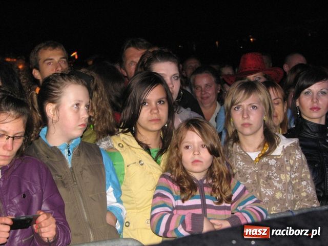 Zdjęcie w galerii na portalu naszraciborz.pl: Deszcz nie przestraszył fanów wiadomości z regionu