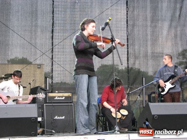 Zdjęcie w galerii na portalu naszraciborz.pl: Deszcz nie przestraszył fanów wiadomości z regionu