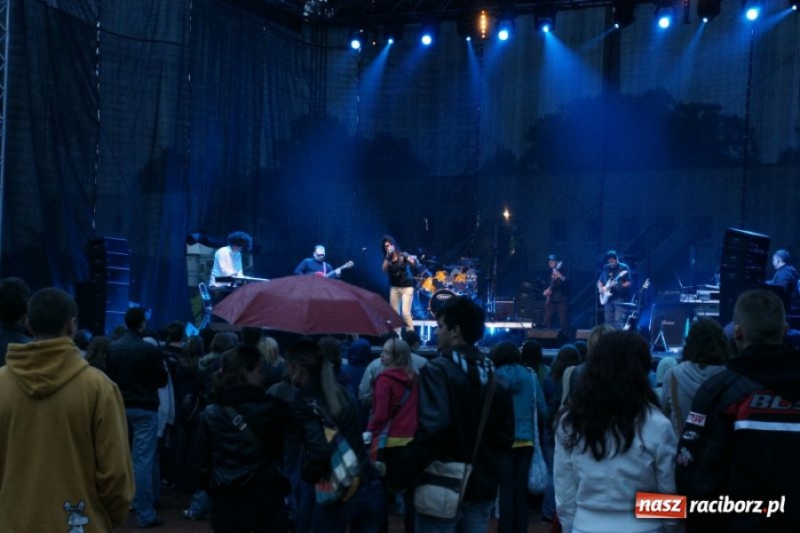 Zdjęcie w galerii na portalu naszraciborz.pl: Deszcz nie przestraszył fanów wiadomości z regionu