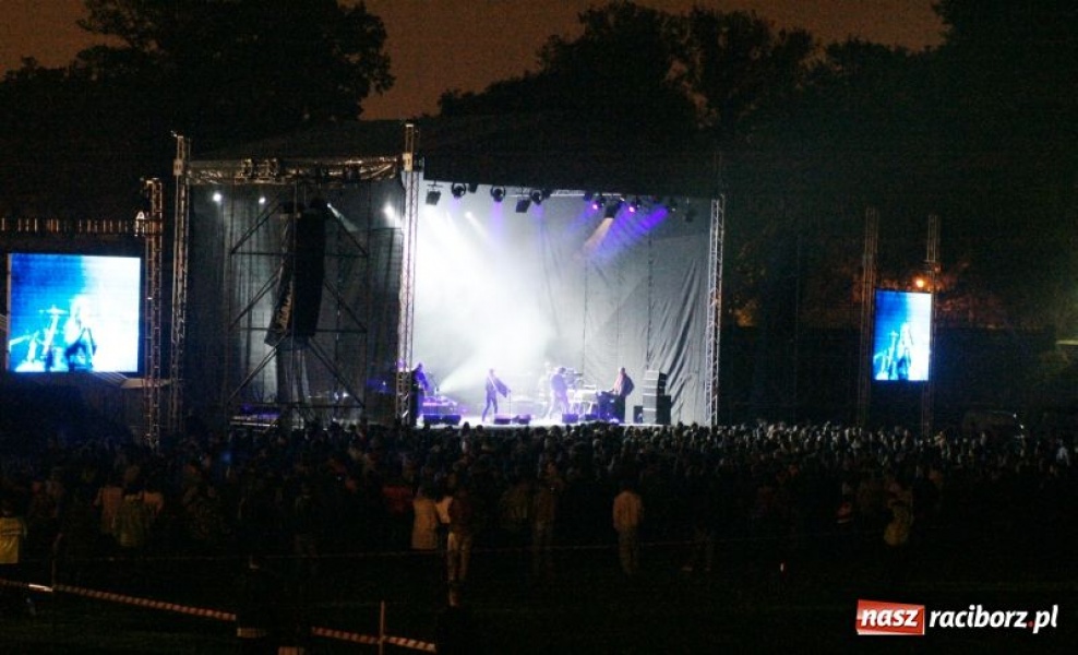 Zdjęcie w galerii na portalu naszraciborz.pl: Deszcz nie przestraszył fanów wiadomości z regionu