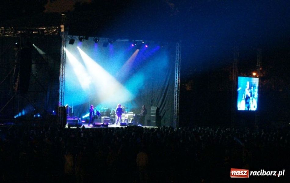 Zdjęcie w galerii na portalu naszraciborz.pl: Deszcz nie przestraszył fanów wiadomości z regionu