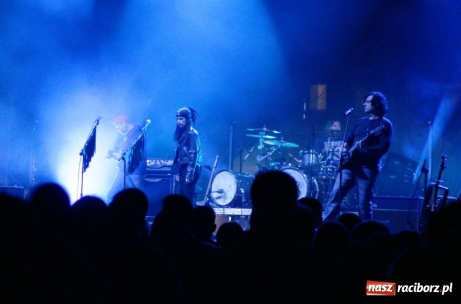 Zdjęcie w galerii na portalu naszraciborz.pl: Deszcz nie przestraszył fanów wiadomości z regionu