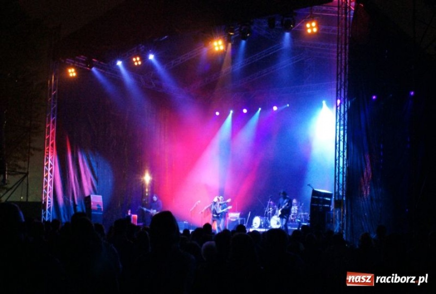 Zdjęcie w galerii na portalu naszraciborz.pl: Deszcz nie przestraszył fanów wiadomości z regionu