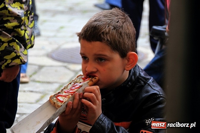 Zdjęcie w galerii na portalu naszraciborz.pl: Salvatore Esposito gwiazdą maj&oacute;wki w Wojnowicach wiadomości z regionu