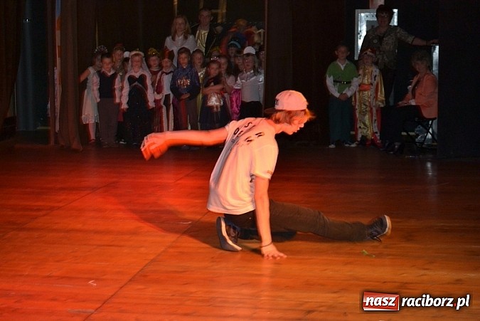 Zdjęcie w galerii na portalu naszraciborz.pl: Tańcz, nie żałuj podłogi! Konkurs w Kuźni wiadomości z regionu