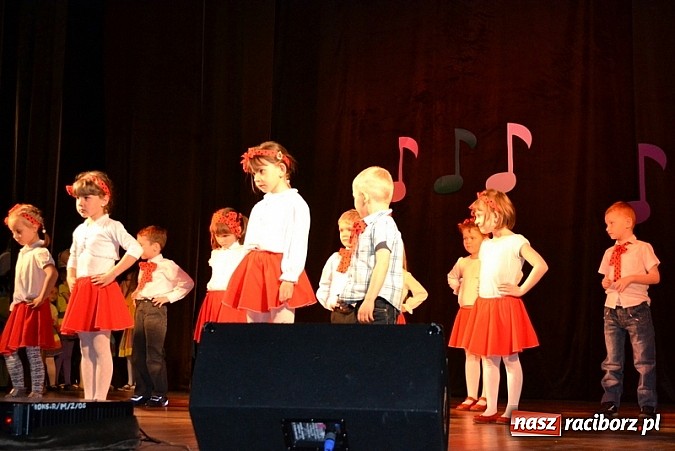 Zdjęcie w galerii na portalu naszraciborz.pl: Tańcz, nie żałuj podłogi! Konkurs w Kuźni wiadomości z regionu