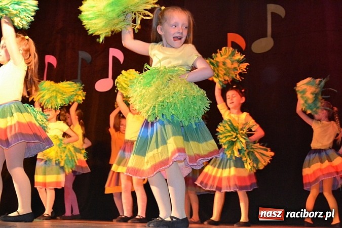 Zdjęcie w galerii na portalu naszraciborz.pl: Tańcz, nie żałuj podłogi! Konkurs w Kuźni wiadomości z regionu