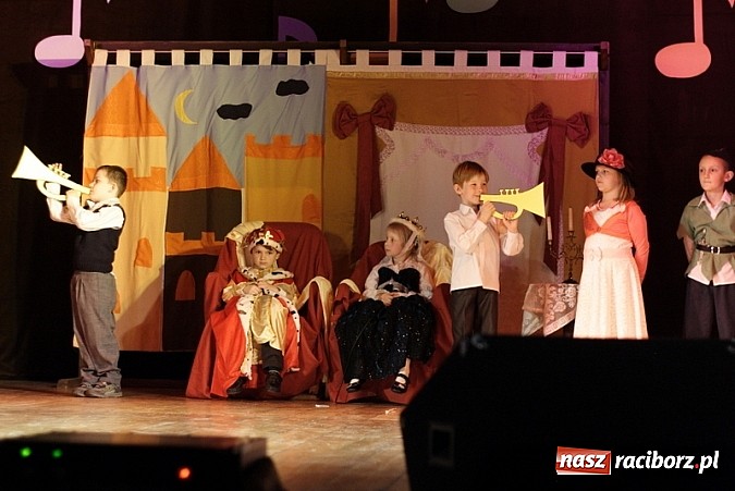 Zdjęcie w galerii na portalu naszraciborz.pl: Tańcz, nie żałuj podłogi! Konkurs w Kuźni wiadomości z regionu