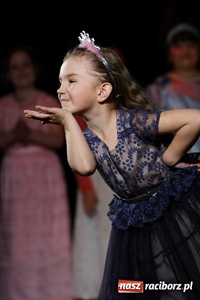 Zdjęcie w galerii na portalu naszraciborz.pl: Tańcz, nie żałuj podłogi! Konkurs w Kuźni wiadomości z regionu