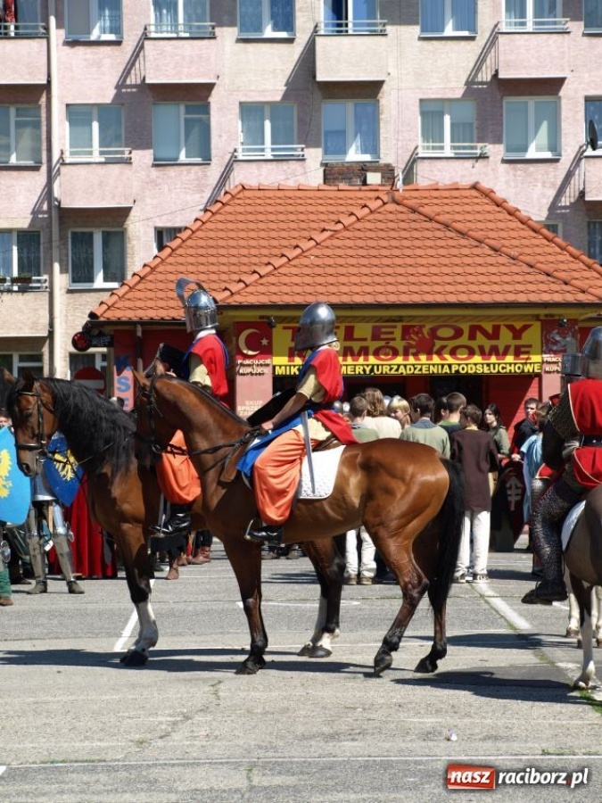 Zdjęcie w galerii na portalu naszraciborz.pl: Strasburger zagrał mnicha wiadomości z regionu