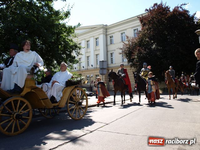 Zdjęcie w galerii na portalu naszraciborz.pl: Strasburger zagrał mnicha wiadomości z regionu