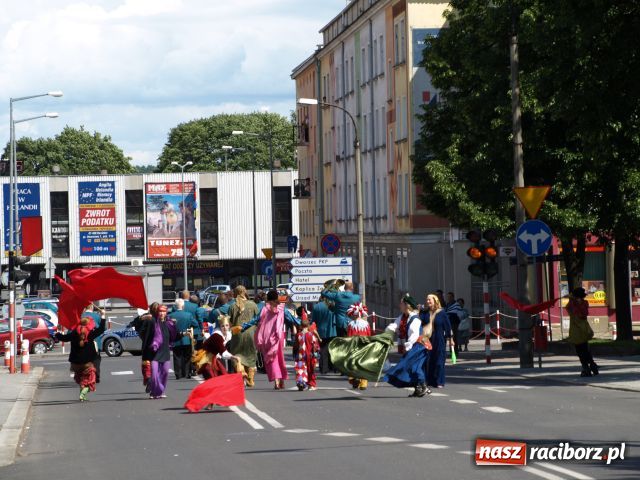 Zdjęcie w galerii na portalu naszraciborz.pl: Strasburger zagrał mnicha wiadomości z regionu
