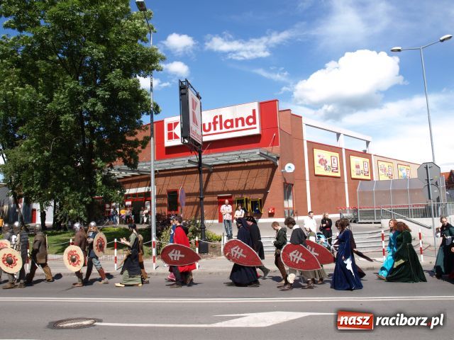 Zdjęcie w galerii na portalu naszraciborz.pl: Strasburger zagrał mnicha wiadomości z regionu