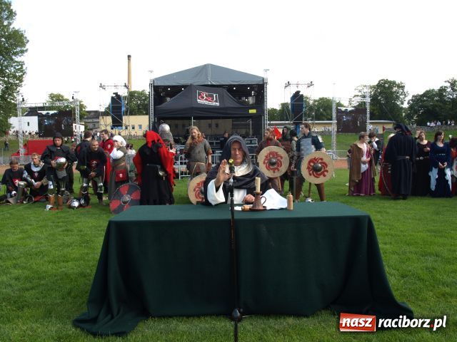 Zdjęcie w galerii na portalu naszraciborz.pl: Strasburger zagrał mnicha wiadomości z regionu