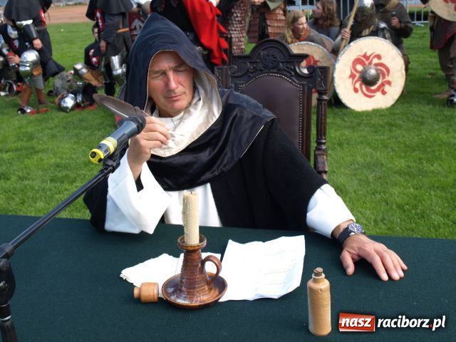 Zdjęcie w galerii na portalu naszraciborz.pl: Strasburger zagrał mnicha wiadomości z regionu