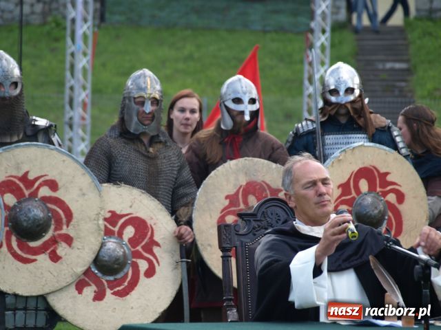 Zdjęcie w galerii na portalu naszraciborz.pl: Strasburger zagrał mnicha wiadomości z regionu