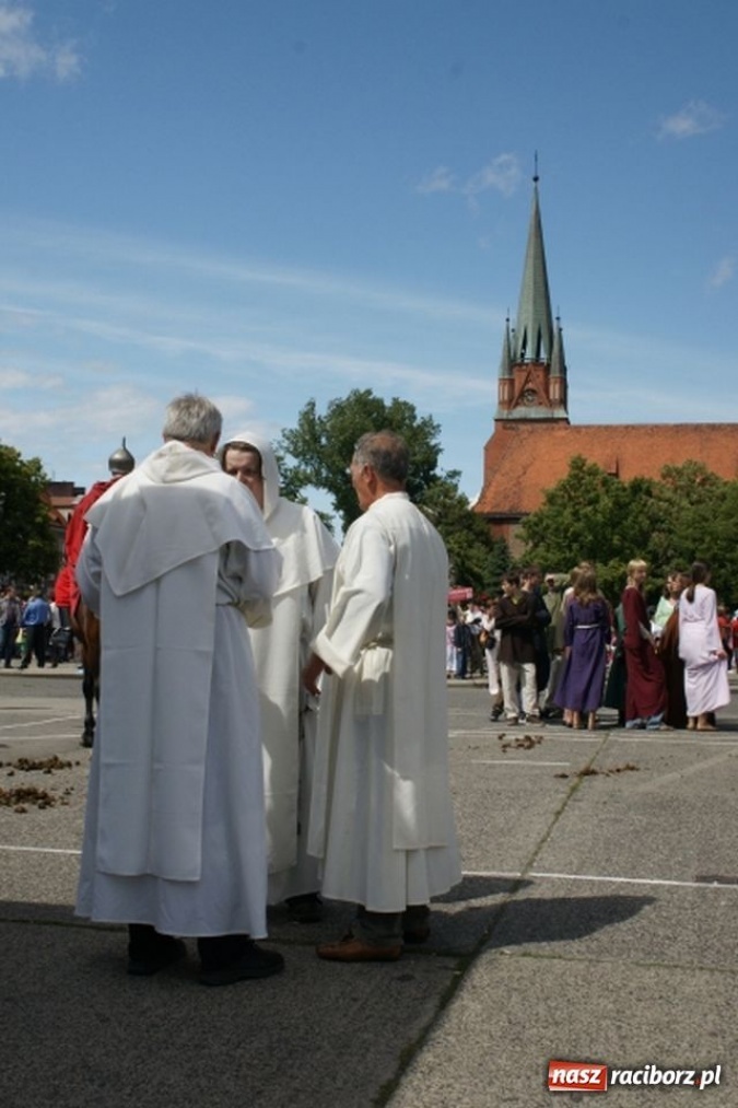 Zdjęcie w galerii na portalu naszraciborz.pl: Strasburger zagrał mnicha wiadomości z regionu