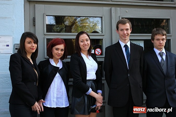 Zdjęcie w galerii na portalu naszraciborz.pl: II LO: Maturzyści piszą egzamin z matematyki wiadomości z regionu