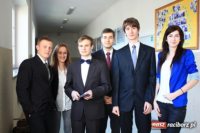 Zdjęcie w galerii na portalu naszraciborz.pl: II LO: Maturzyści piszą egzamin z matematyki wiadomości z regionu