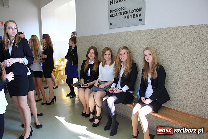 Zdjęcie w galerii na portalu naszraciborz.pl: II LO: Maturzyści piszą egzamin z matematyki wiadomości z regionu