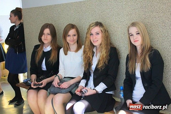 Zdjęcie w galerii na portalu naszraciborz.pl: II LO: Maturzyści piszą egzamin z matematyki wiadomości z regionu