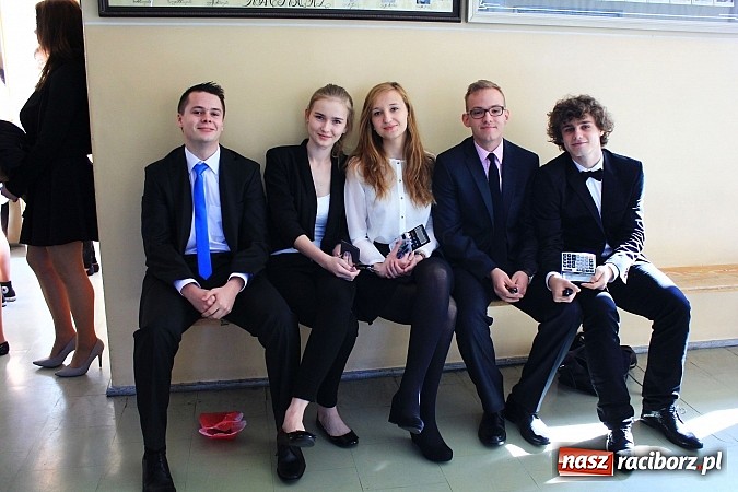 Zdjęcie w galerii na portalu naszraciborz.pl: II LO: Maturzyści piszą egzamin z matematyki wiadomości z regionu