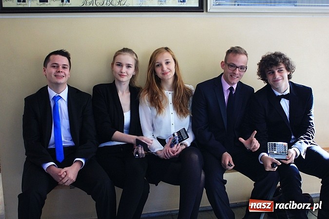Zdjęcie w galerii na portalu naszraciborz.pl: II LO: Maturzyści piszą egzamin z matematyki wiadomości z regionu