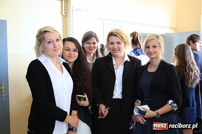 Zdjęcie w galerii na portalu naszraciborz.pl: II LO: Maturzyści piszą egzamin z matematyki wiadomości z regionu