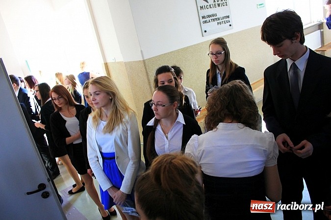 Zdjęcie w galerii na portalu naszraciborz.pl: II LO: Maturzyści piszą egzamin z matematyki wiadomości z regionu
