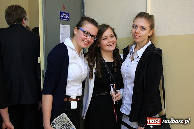 Zdjęcie w galerii na portalu naszraciborz.pl: II LO: Maturzyści piszą egzamin z matematyki wiadomości z regionu