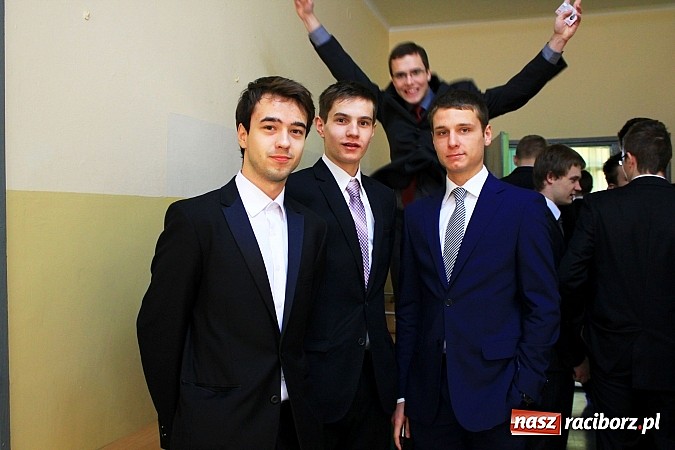 Zdjęcie w galerii na portalu naszraciborz.pl: II LO: Maturzyści piszą egzamin z matematyki wiadomości z regionu