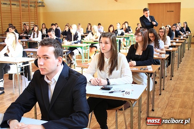 Zdjęcie w galerii na portalu naszraciborz.pl: II LO: Maturzyści piszą egzamin z matematyki wiadomości z regionu