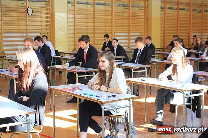 Zdjęcie w galerii na portalu naszraciborz.pl: II LO: Maturzyści piszą egzamin z matematyki wiadomości z regionu