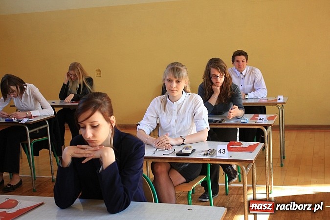 Zdjęcie w galerii na portalu naszraciborz.pl: II LO: Maturzyści piszą egzamin z matematyki wiadomości z regionu