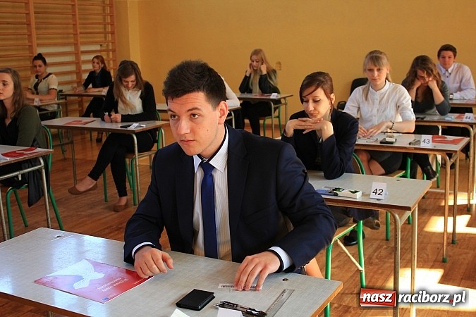 Zdjęcie w galerii na portalu naszraciborz.pl: II LO: Maturzyści piszą egzamin z matematyki wiadomości z regionu