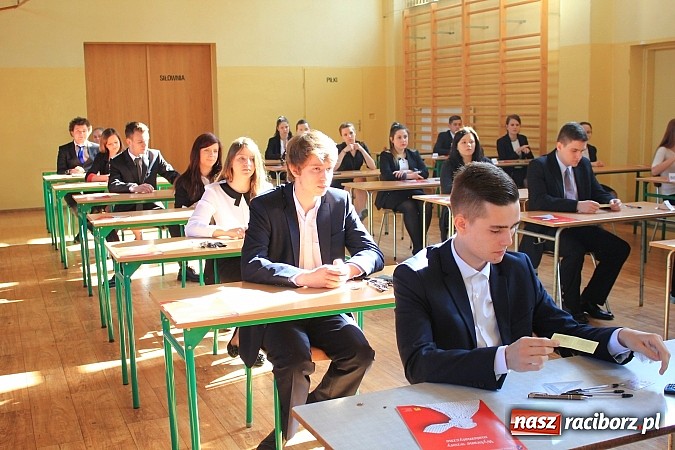 Zdjęcie w galerii na portalu naszraciborz.pl: II LO: Maturzyści piszą egzamin z matematyki wiadomości z regionu