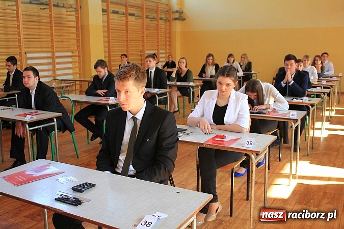 Zdjęcie w galerii na portalu naszraciborz.pl: II LO: Maturzyści piszą egzamin z matematyki wiadomości z regionu