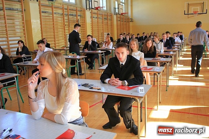 Zdjęcie w galerii na portalu naszraciborz.pl: II LO: Maturzyści piszą egzamin z matematyki wiadomości z regionu