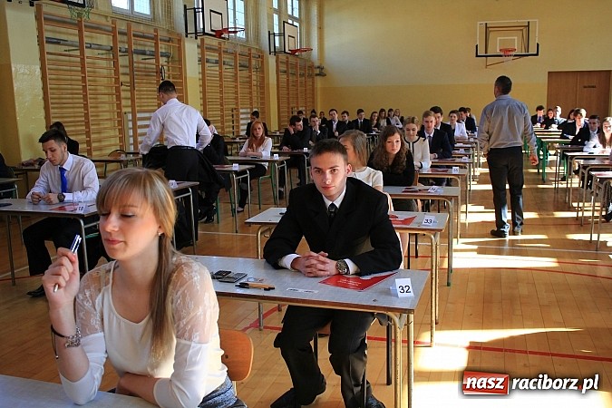 Zdjęcie w galerii na portalu naszraciborz.pl: II LO: Maturzyści piszą egzamin z matematyki wiadomości z regionu