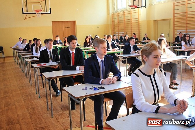 Zdjęcie w galerii na portalu naszraciborz.pl: II LO: Maturzyści piszą egzamin z matematyki wiadomości z regionu