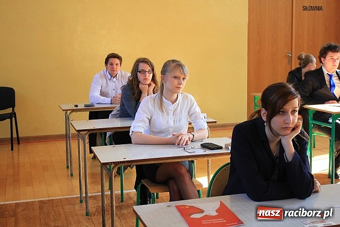 Zdjęcie w galerii na portalu naszraciborz.pl: II LO: Maturzyści piszą egzamin z matematyki wiadomości z regionu