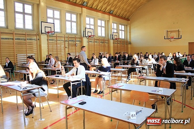 Zdjęcie w galerii na portalu naszraciborz.pl: II LO: Maturzyści piszą egzamin z matematyki wiadomości z regionu