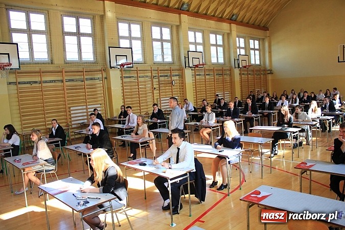 Zdjęcie w galerii na portalu naszraciborz.pl: II LO: Maturzyści piszą egzamin z matematyki wiadomości z regionu
