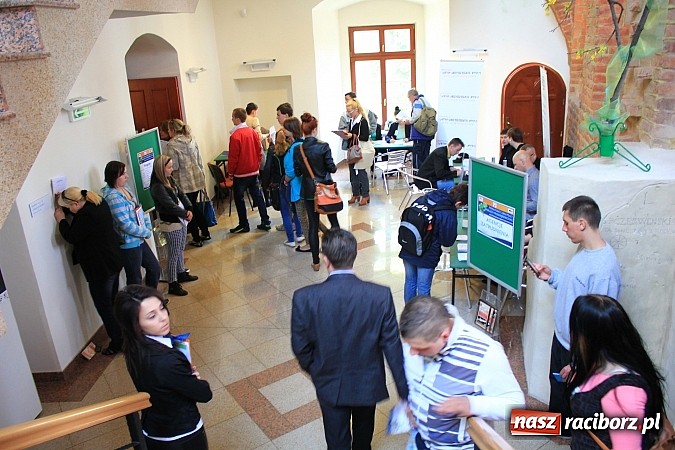 Zdjęcie w galerii na portalu naszraciborz.pl: 1000 ofert pracy na Zamku Piastowskim! Trwają Targi Pracy, Edukacji i Przedsiębiorczości wiadomości z regionu