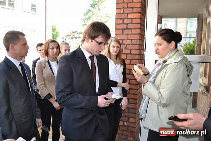 Zdjęcie w galerii na portalu naszraciborz.pl: Pełen luz na maturze z matematyki w ZSBiRR wiadomości z regionu