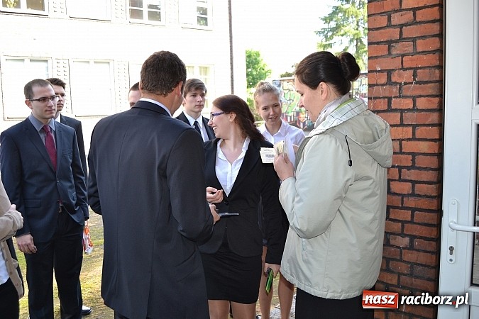Zdjęcie w galerii na portalu naszraciborz.pl: Pełen luz na maturze z matematyki w ZSBiRR wiadomości z regionu
