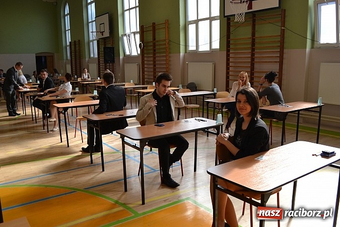 Zdjęcie w galerii na portalu naszraciborz.pl: Pełen luz na maturze z matematyki w ZSBiRR wiadomości z regionu
