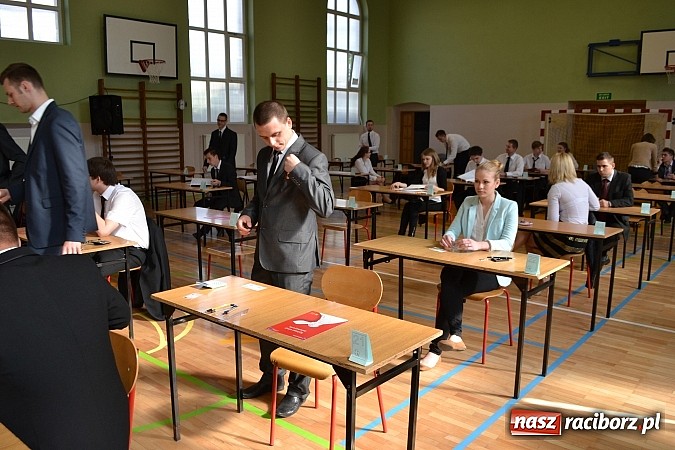 Zdjęcie w galerii na portalu naszraciborz.pl: Pełen luz na maturze z matematyki w ZSBiRR wiadomości z regionu