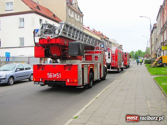 Zdjęcie w galerii na portalu naszraciborz.pl: Trzy zastępy straży pożarnej pognały na ulicę Rudzką wiadomości z regionu